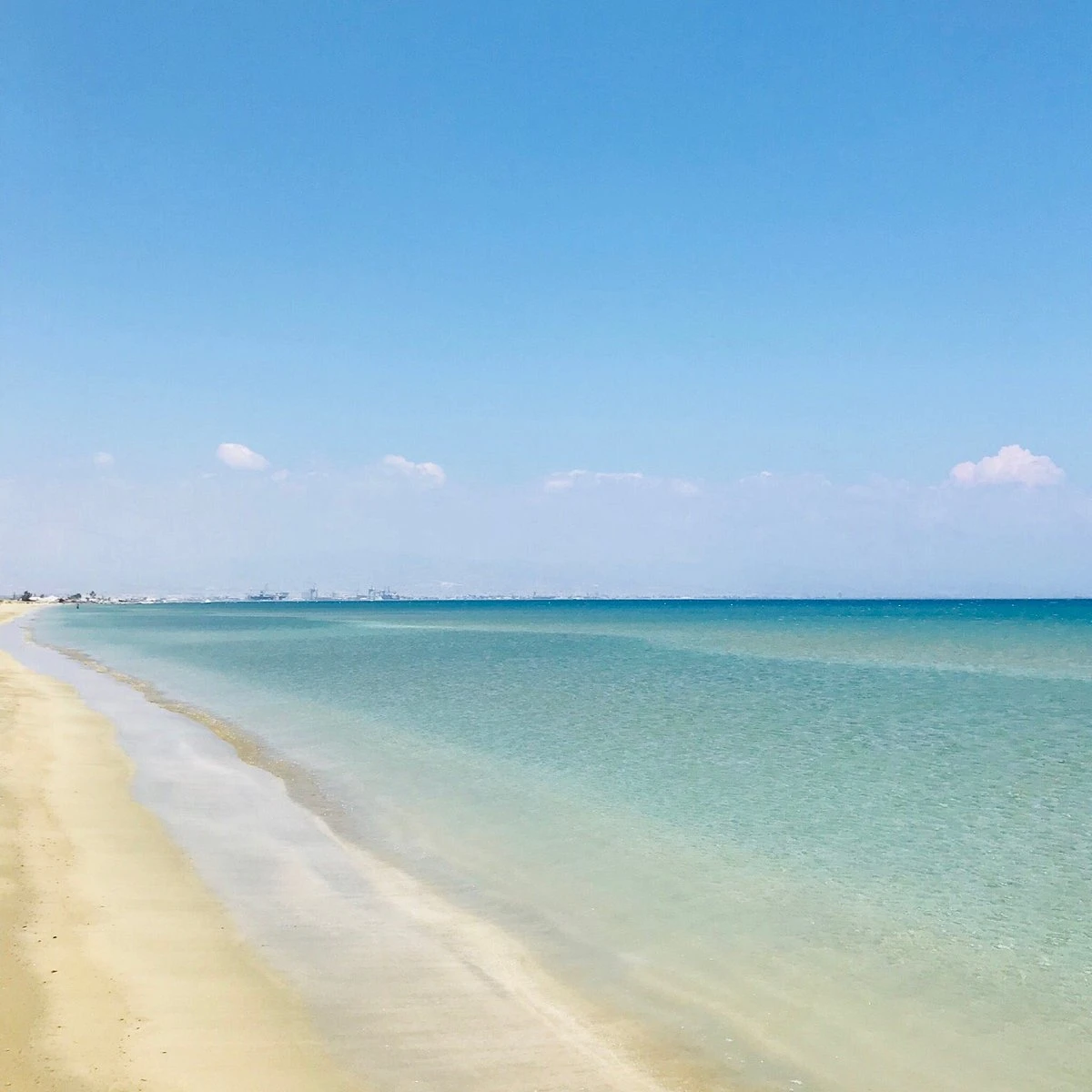  A long sandy beach with shallow, calm waters — ideal for swimming, snorkeling, and relaxing.